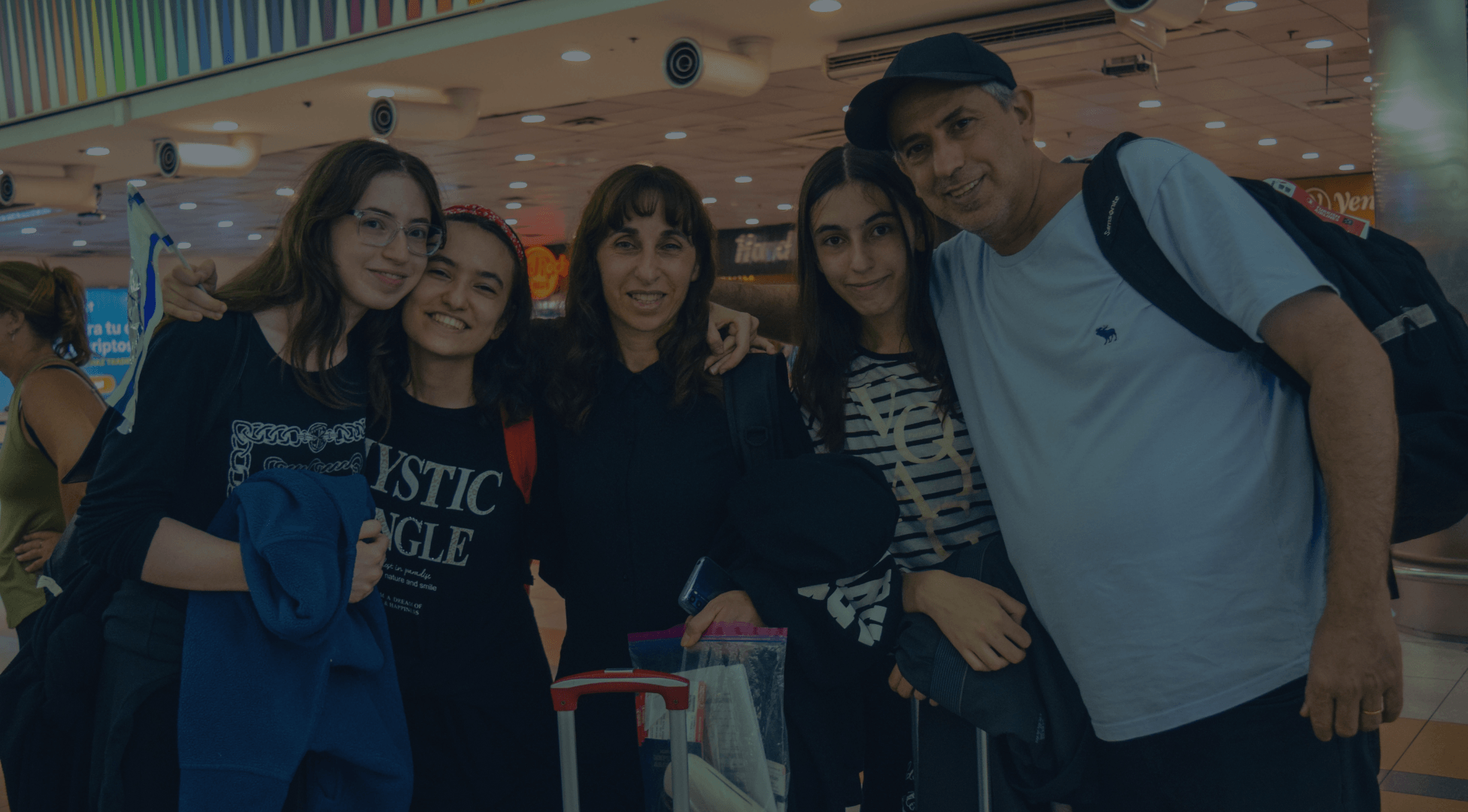 Aeropuerto: abrazo familiar minutos antes de hacer Aliá