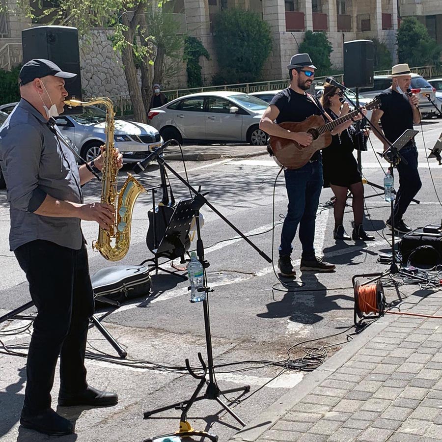 להקת ארגון עובדי הסוכנות היהודית שרה לדיירי עמיגור