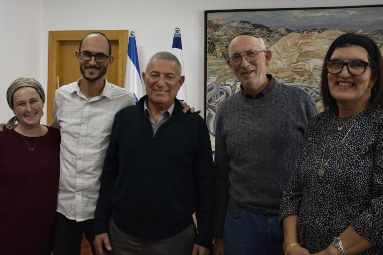 דורון אלמוג עם משפחתו של סמל נתנאל יאנג ז"ל
