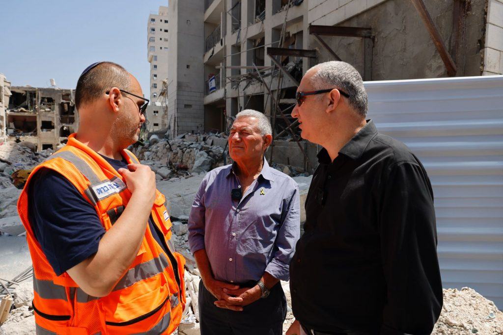 Jewish Agency CEO and Chairman visit the rocket impact site in Bat Yam together with Mayor Tzvika Brot.